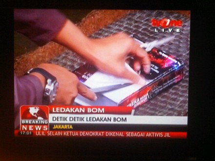 Polisi Menyobek Bom Buku Ulil